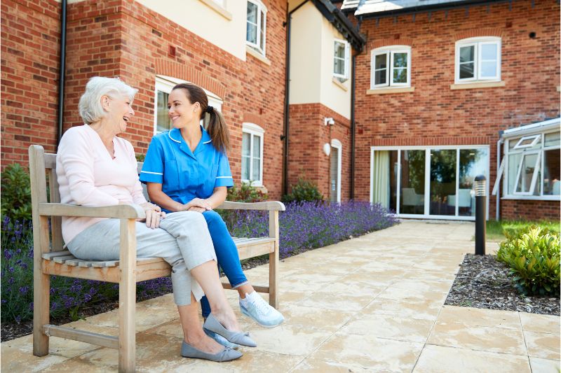 4 Advantages of Moving to a Senior Living Facility #beverlyhills #beverlyhillsmagazine #seniorlivingfacility #seniorlivingcommunity #treatmentplans #privateapartment