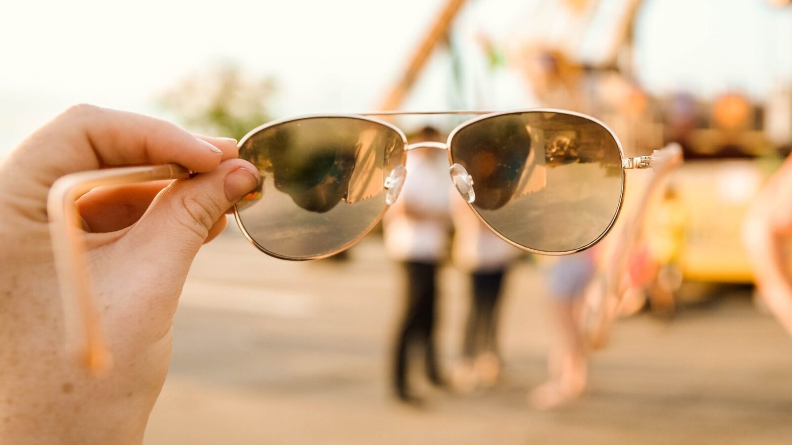 6 Most Dazzling Sunglasses Designs To Try This Summer #beverlyhills #beverlyhillsmagazine #sunglasses #dazzlingsunglasses #typesofsunglasses #aviatorsunglasses #oversizedsunglasses #mirroredlenses #bevhillsmag #roundsunglasses