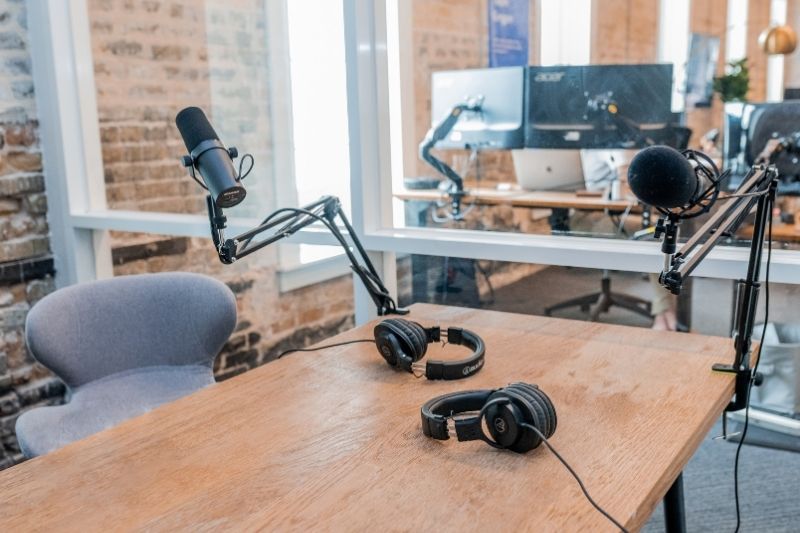 6 Ways to Boost Your Podcast Listeners #beverlyhills #beverlyhillsmagazine #bevhillsmag #podcastchannel #podcastlisteners #promoteyourpodcast #diversetopics #successfulpodcast