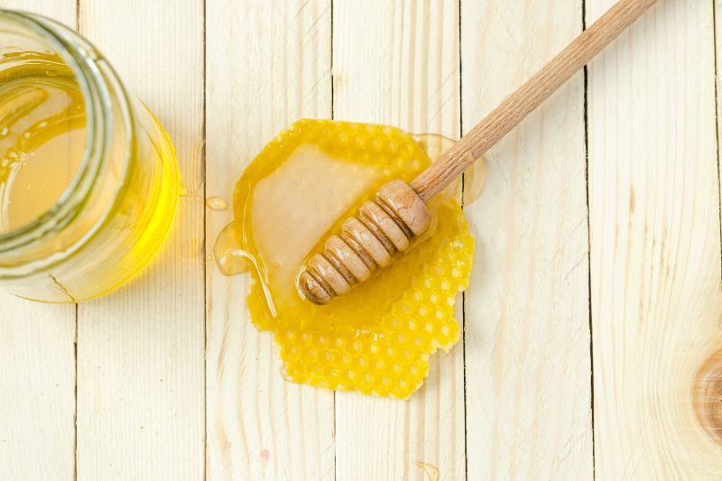Here's How Honey Helps Prevent Hair Fall & Other Conditions #beverlyhills #beverlyhillsmagazine #naturalproducts #haircare #hairloss #hairfall #honeyshampoo