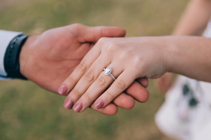 How to Buy an Engagement Ring Online: #beverlyhills #beverlyhillsmagazine #bevhillsmag #engagementring #engagement #ring #proposal #buyingaringonline #wedding #jewelry