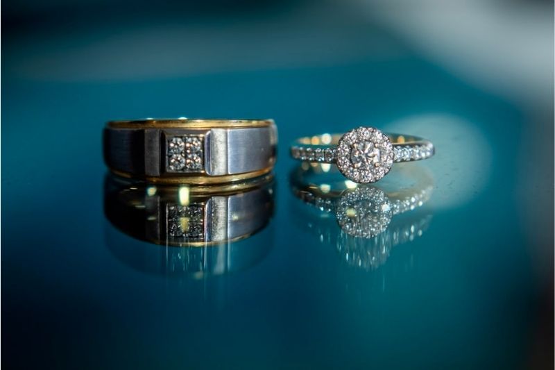 How to Pick the Perfect Anniversary Ring #anniversaryring #beverlyhills #beverlyhilslmagazine #moderndesignerrings #vintagerings #customrings #diamondring #weddingring #bevhillsmag