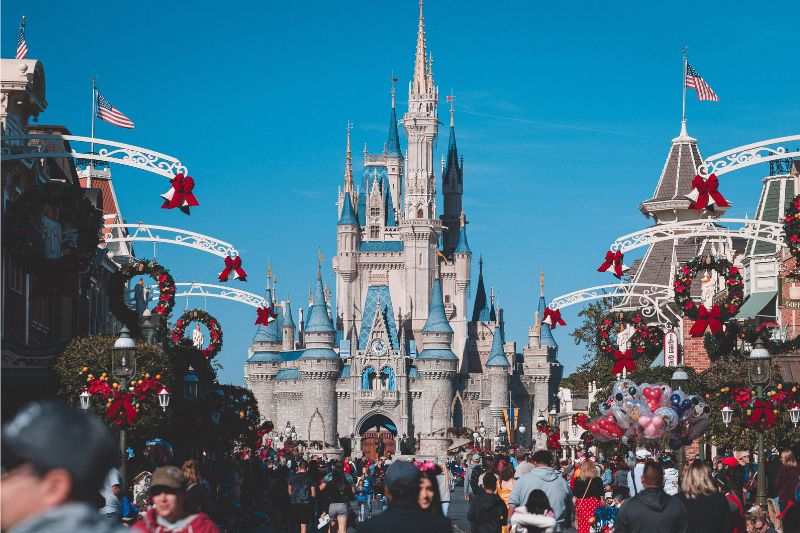 How to Plan Your First Disneyland Vacation #beverlyhills #beverlyhillsmagazine #disneylandvacation #planningfordisneylandvacation #disneypark #dreamvacation #familyvacation