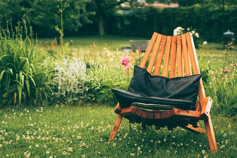 How to Prepare Your Yard for a Perfect Summer #beverlyhills #beverlyhillsmagazine #bevhillsmag #patiofurniture #beautifulpatio #preparingyouryard #perfectsummmer