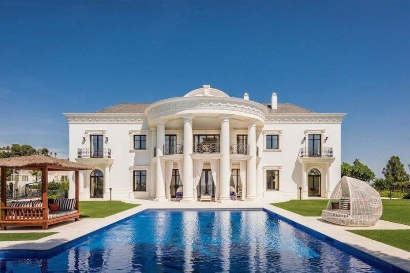 Marbella Detached Luxury Villa:#beverlyhillsmagazine #beverlyhills #bevhillsmag #dreamhome #holidaydestinations #luxurioushomes #luxury #marbella #marbelladetachedvilla #realestate #vacationhome