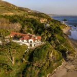 Cindy Crawford's Malibu Mansion #mansions #celebrityrealestate #bevhillsmag #beverlyhillsmagazine #beverlyhills