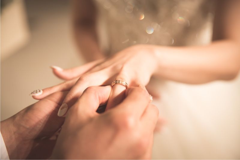 We Definitely Do! The Biggest Wedding Rings Trends This Year #beverlyhills #beverlyhillsmagazine #weddingrings #weddingband #gemstones #engagementring #diamond #marriedcouples