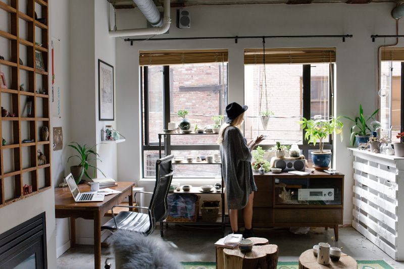 Top Decluttering Tips to Help Organize Your Living Space #beverlyhills #beverlyhillsmagazine #declutteringtips #livingspace #storagesolutions #clutter-free