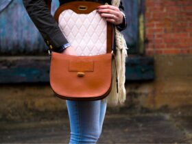 Why Choose a Crossbody Bag? #beverlyhills #beverlyhillsmagazine #crossbodybag #shoulderbag #typeofbag