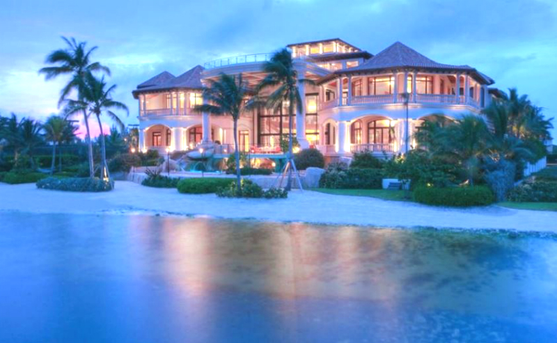 A Luxury Home In A Cayman Island Paradise #dreamhomes #caymanislands #beachhomes #beverlyhills #beverlyhillsmagazine #bevhillsmag #travel #exclusive #luxury #vacations
