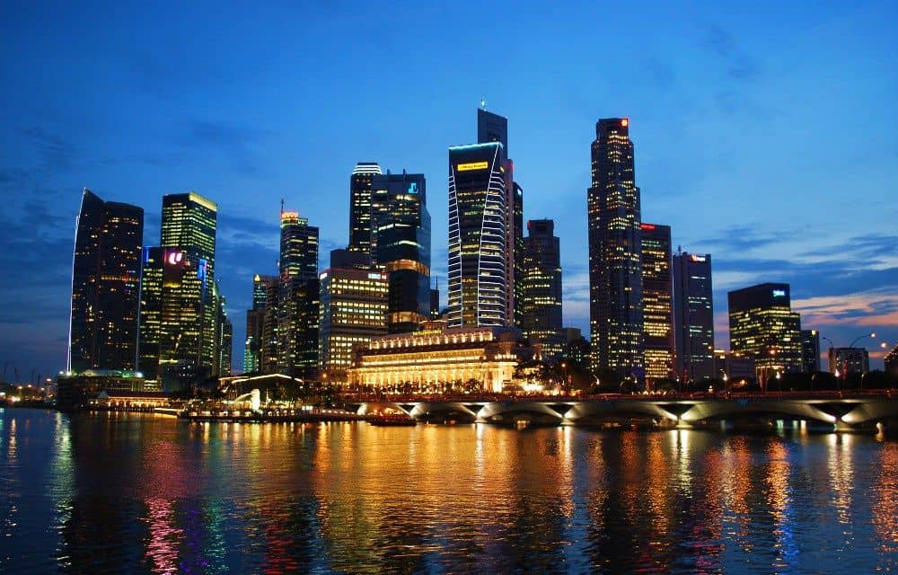 Du lịch Singapore - Một trong những điểm đến hấp dẫn nhất châu Á đang chờ đón bạn đến khám phá. Thành phố quốc đảo này không chỉ thu hút du khách bởi văn hóa đa dạng, mà còn bởi những công trình kiến trúc hiện đại và đẳng cấp, những đặc sản tuyệt vời và những khu vui chơi giải trí đầy mê hoặc. 