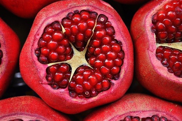 Amazing Health Benefits of Pomegranates #healthy #fruits #best #food #pomegranates #love #pomegranate #bevhillsmag #beverlyhills #beverlyhillsmagazine